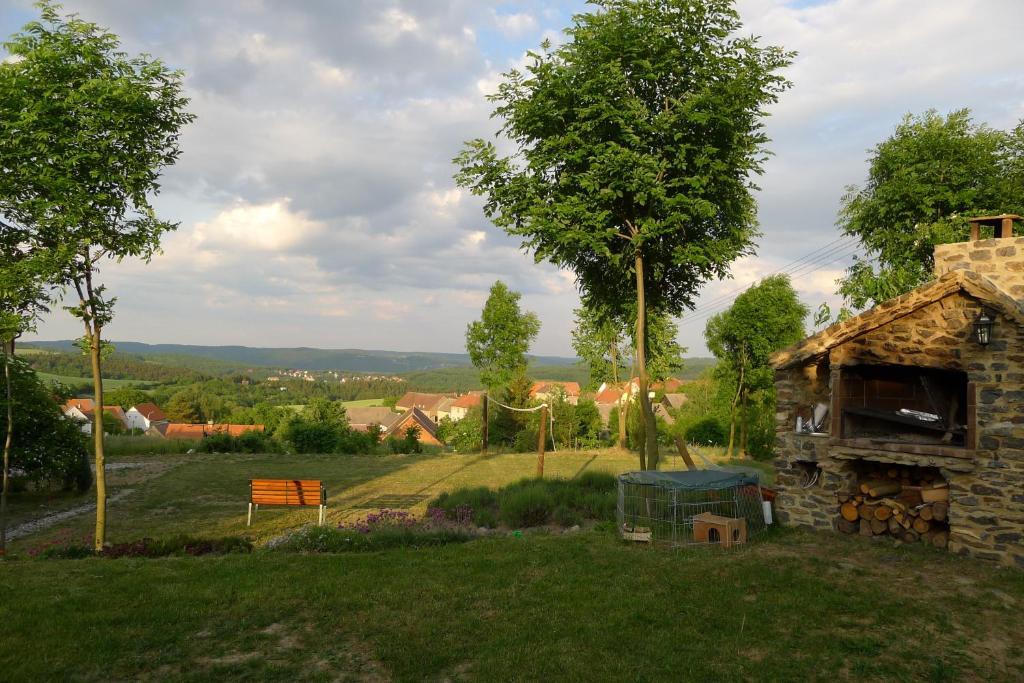 Orli Hnizdo At Chateau Novak Křivoklát Exteriör bild